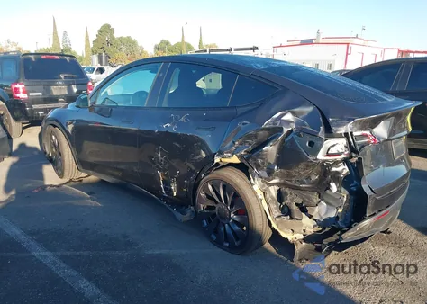 2024 Tesla Model Y Performance Dual Motor All-Wheel Drive z USA, uszkodzony, nr VIN 7SAYGDEF9RF054062